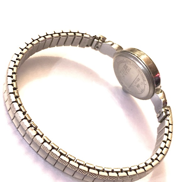 $10 minimum bundle- Vintage 80s Timex Quartz watch silver tone stretch band - Picture 2 of 5